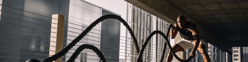 足球运动员在绿茵场上训练的照片